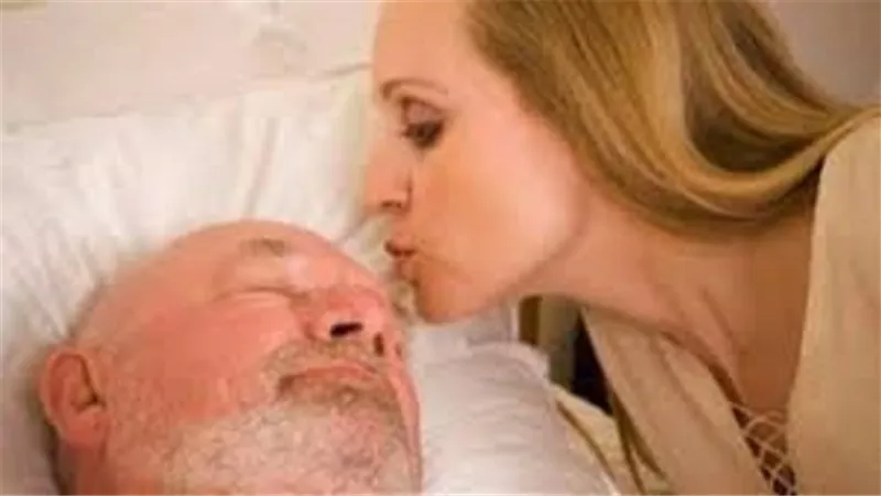 حكم تقبيل الميت بعد تكفينه..الافتاء تُجيب