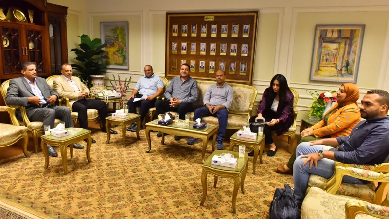 محافظ أسيوط يناقش نسب تنفيذ مشروعات 