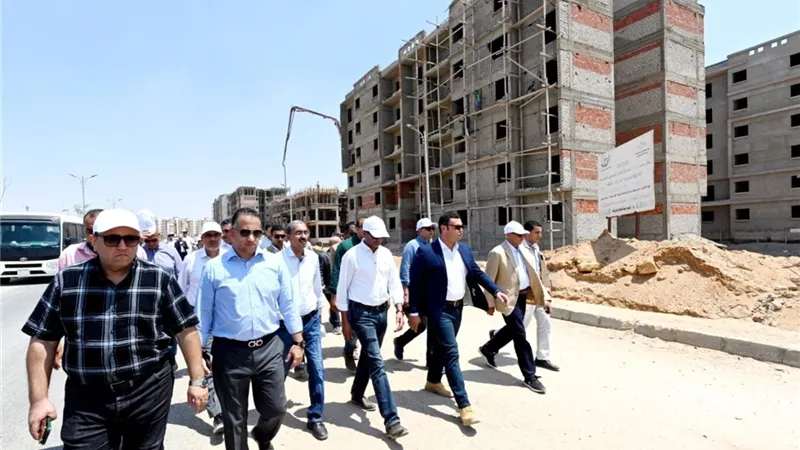 وزير الإسكان يتفقد الوحدات السكنية لموظفي العاصمة الإدارية ببدر