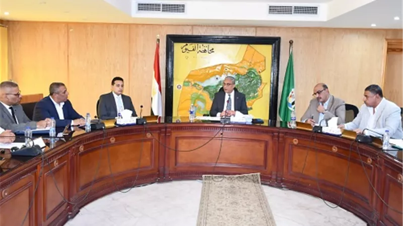 محافظ الفيوم يجتمع برؤساء المدن ويشدد على الإلتزام و ألجدية