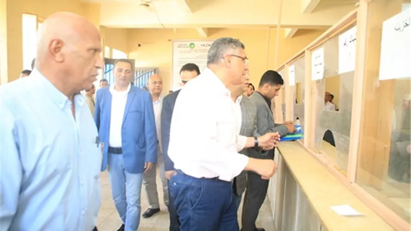 محافظ الجيزة على شباك تلقي طلبات التصالح بالعياط