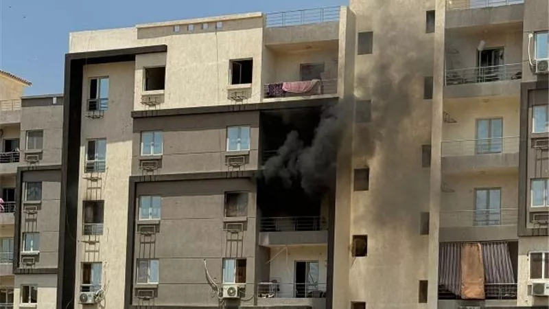 حريق هائل فى إحدى الشقق بمدينة الشروق.. بداخلها أم وطفلان بالفيديو