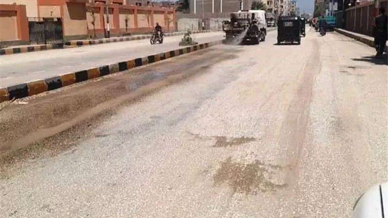 حملات مكبرة للنظافة وتمهيد وتسوية الطرق بمركز ومدينة طما بسوهاج