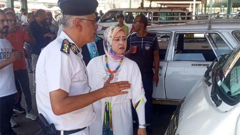 سحب رخص عدد من السائقين بالموقف لمخالفتهم التعريفه