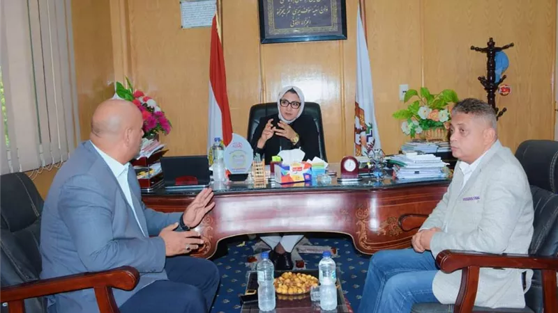 نائب محافظ الوادي تلتقي وفد وزارى لمتابعة خطة التحول الرقمي