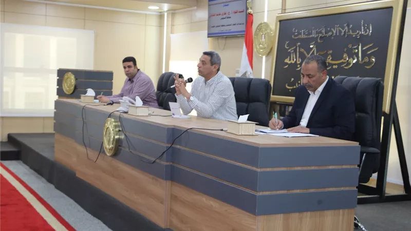 محافظ السويس يلتقي القيادات التنفيذية في اللقاء الأسبوعي