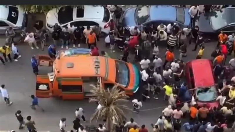سيارة مجنونة تصدم شخص وأولاده اثناء سيرهم في شارع باريس