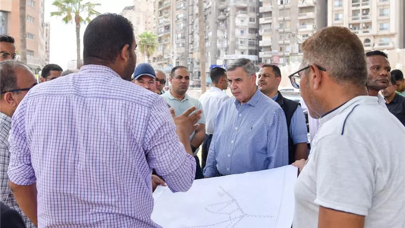 الفريق أحمد خالد يتفقد مشروعات الصرف الصحي بالثغر