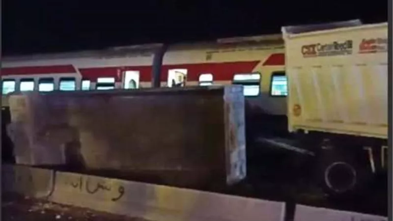 نجاة ركاب قطار الإسكندرية القاهرة بعد اصطدامه بسيارة تريلا