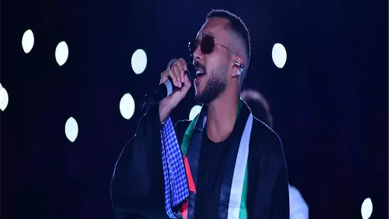 ويجز يخطف الأنظار بارتداء الجلابية الصعيدية والكوفية الفلسطينية