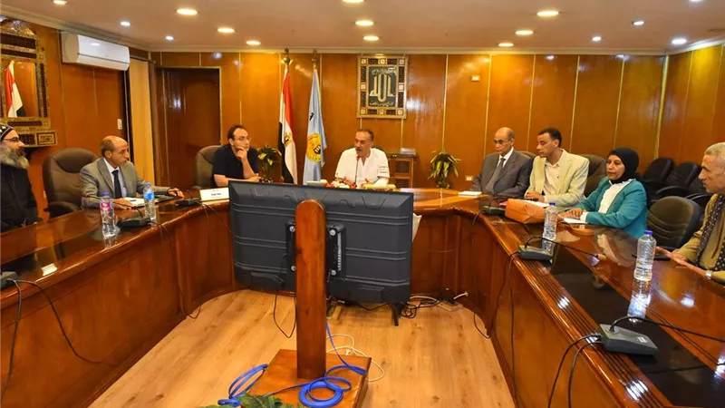 محافظ أسيوط يناقش الإرتقاء بالإنتاج الحيواني والتوسع في الزراعات