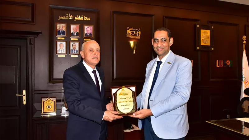 درع نقابة المهندسين الفرعية بالأقصر للمحافظ ..صور