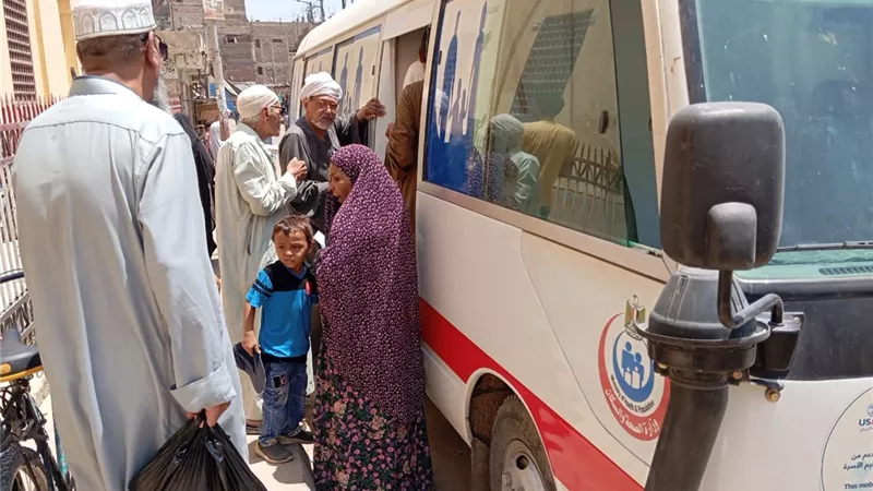 تكثيف خدمات مبادرة 100 يوم صحة في قنا