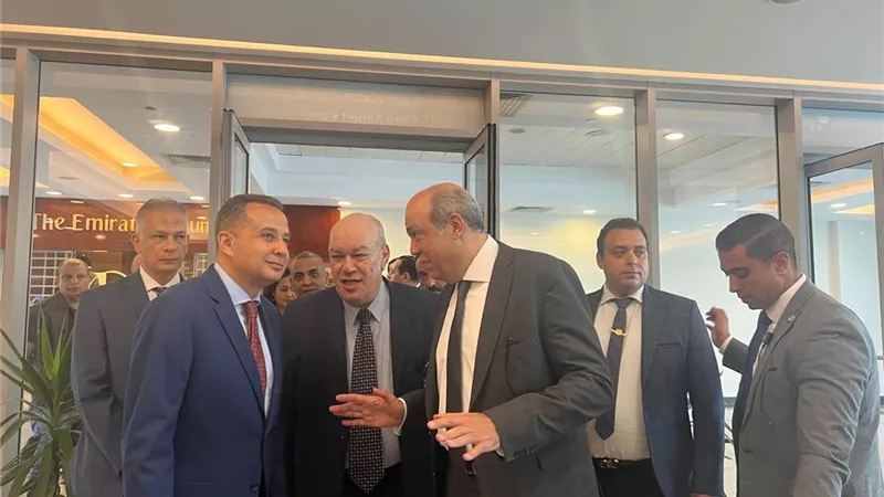 وزير الطيران يتفقد إجراءات السفر وتعزيز انسيابية التشغيل ..صور