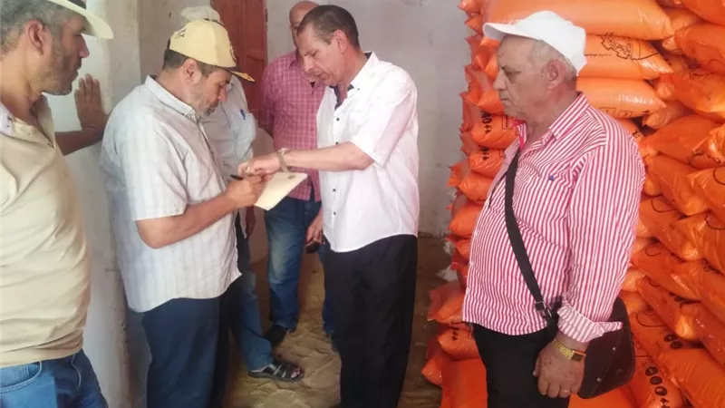 مدير زراعة البحيرة يتابع صرف الأسمدة بجمعيات ابو حمص.. صور