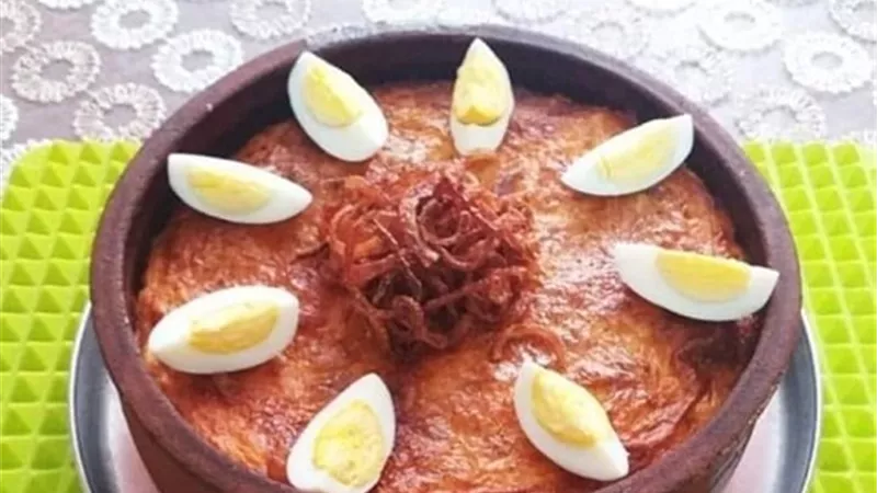 برام الكشري المعمر مع شرائح البيض