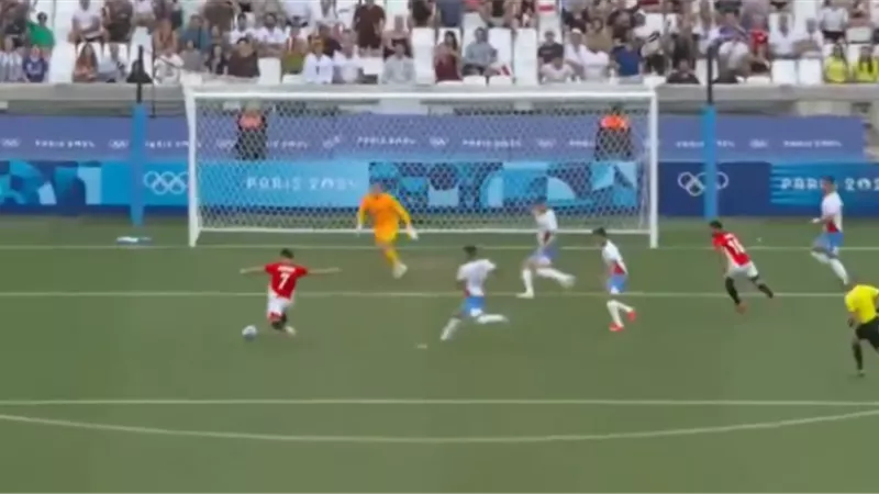 محمود صابر يهدر أخطر هجمات الفراعنة على مرمى باراجواي