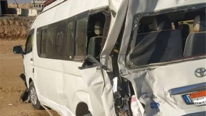 إصابة 14 شخصا إثر انفلاب ميكروباص أجرة بطريقة رأس غارب الغردقة