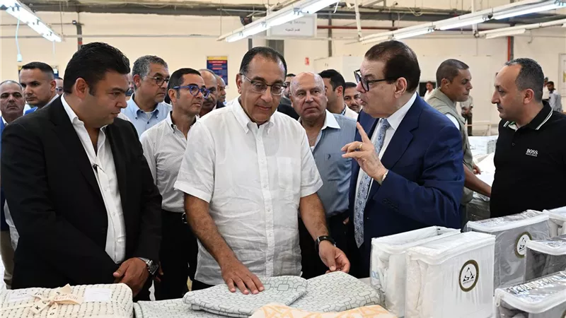 رئيس الوزراء يتفقد مصنع شركة 