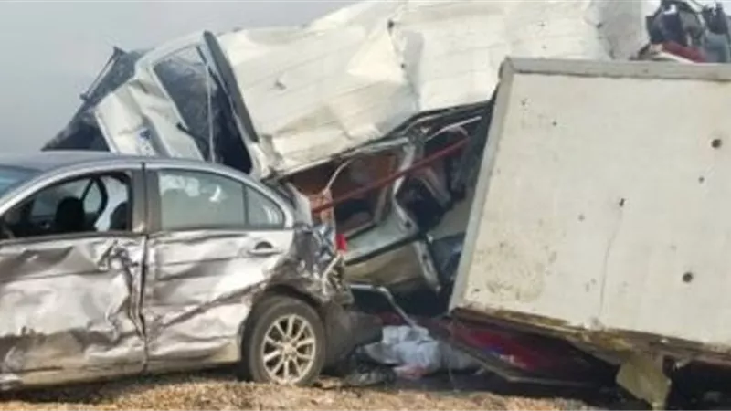 مصرع 2 وإصابة 3 فى تصادم سيارة ملاكى ونقل بطريق الواحات الصحراوى