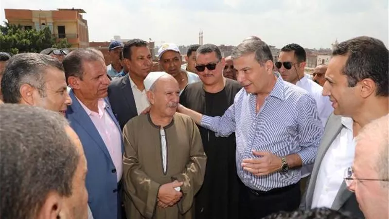 وزير الزراعة يلتقى مزارعى ابوحمص لحل مشاكلهم على أرض الواقع
