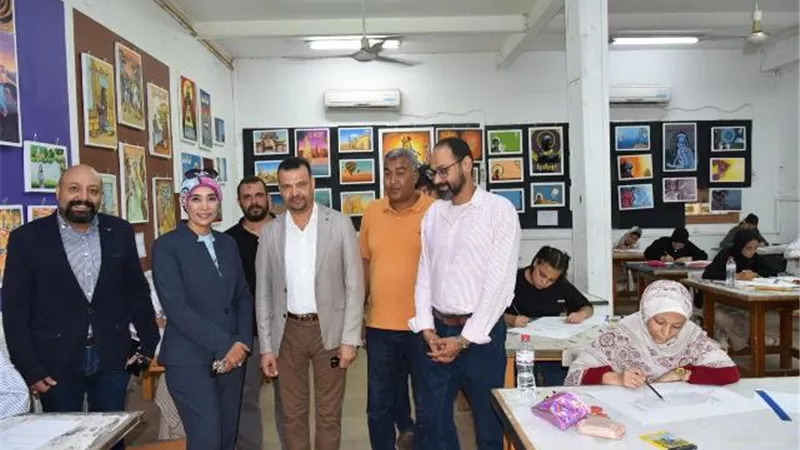 رئيس جامعة الأقصر تتابع اختبارات القدرات بكلية الفنون