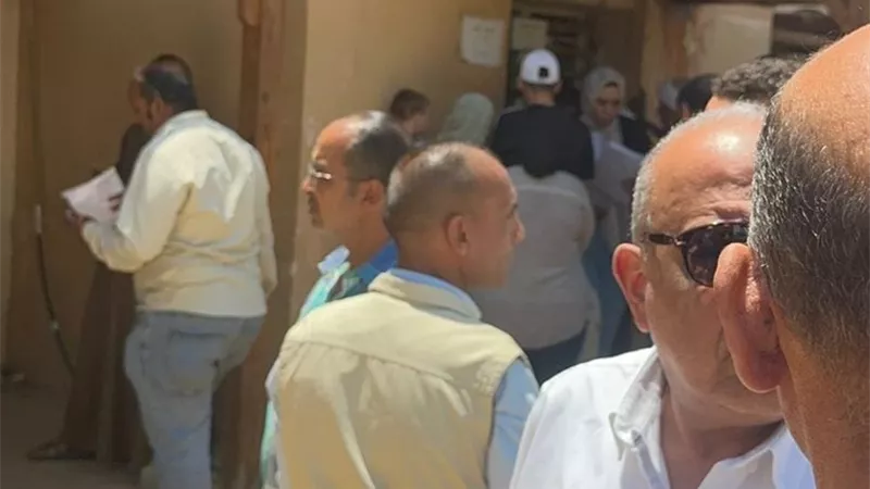 وزير الكهرباء يواصل جولاته المفاجئة ويقف فى طابور للحصول على خدمة تركيب عداد جديد