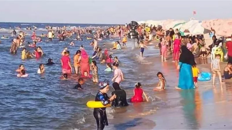محافظ كفرالشيخ يكلف بتكثيف حملات النظافة والإنارة بشواطئ بلطيم