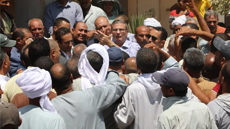 وزير الزراعة يفاجئ جمعية فرهاش بالبحيرة بعد تلقيه شكاوى من مزارعيها ويقرر إقالة الطاقم الإداري بها