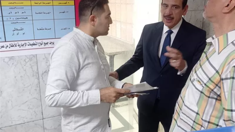 نائب وزير الصحة يوصي بصرف العلاج اللازم للحالات بمركز طبي سراي القبة