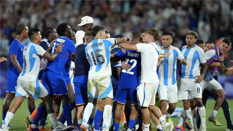 لاعب منتخب فرنسا الأولمبي يعلق علي غيابه عن مواجهة مصر