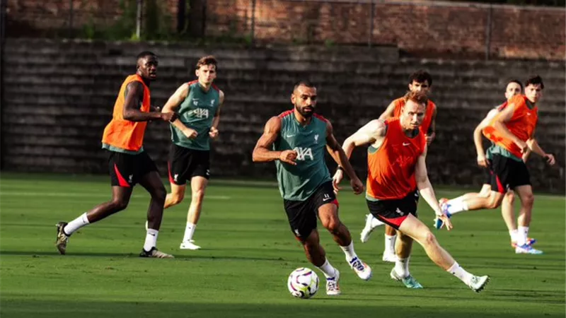 محمد صلاح يقود تشكيل ليفربول أمام مانشستر يونايتد في مباراة ودية