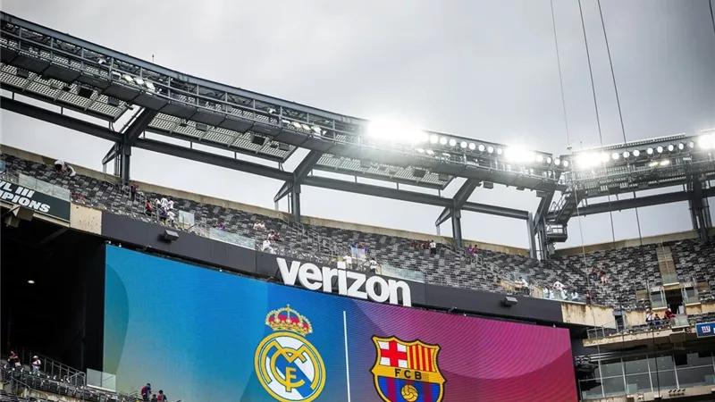 شاهد توقف مباراة برشلونة وريال مدريد بسبب الطقس بعد مرور 13 دقيقة