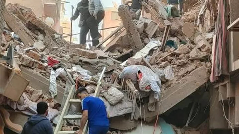 انتشال جثمان ضحية ثالثة من تحت أنقاض العقار المُنهار بالساحل
