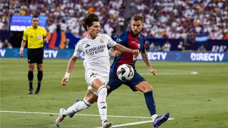 برشلونة يفوز علي ريال مدريد وديا 2 / 1 في كلاسيكو الأمطار
