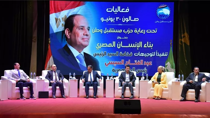 وزير الشباب ومحافظ الشرقية يشهدان فعاليات صالون ٣٠ يونيو