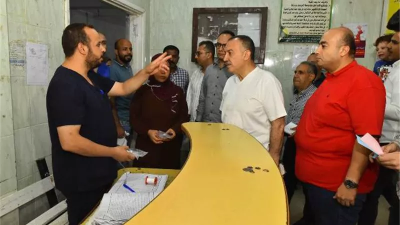 محافظ أسيوط يفاجئ مستشفى القوصية المركزي فجراً لمتابعة سير العمل