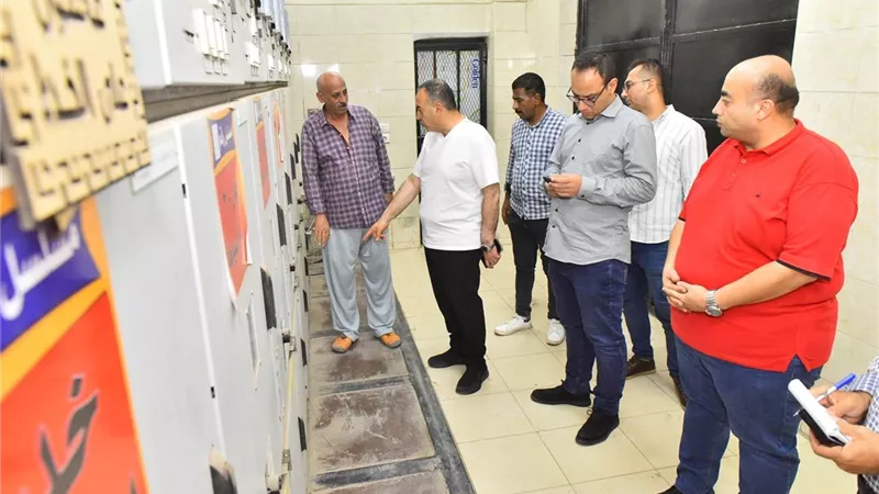 محافظ أسيوط يتفقد سيرالعمل بلوحة توزيع الكهرباء بالأربعين بحي غرب