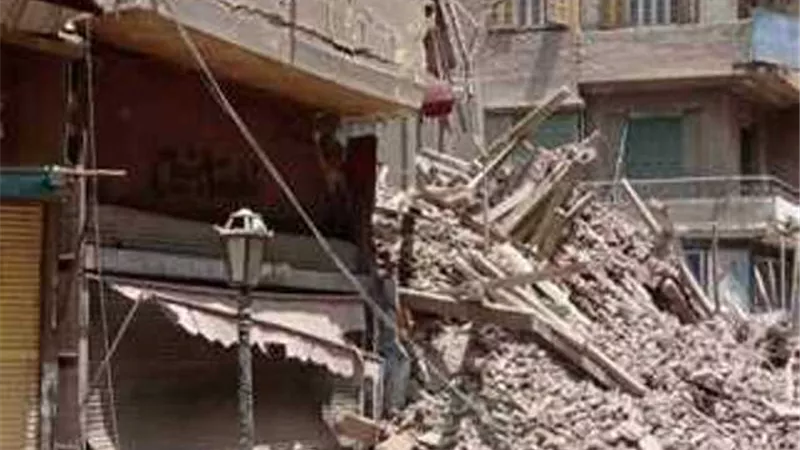 انهيار جزء من عقار خالٍ من السكان بالمنصورة