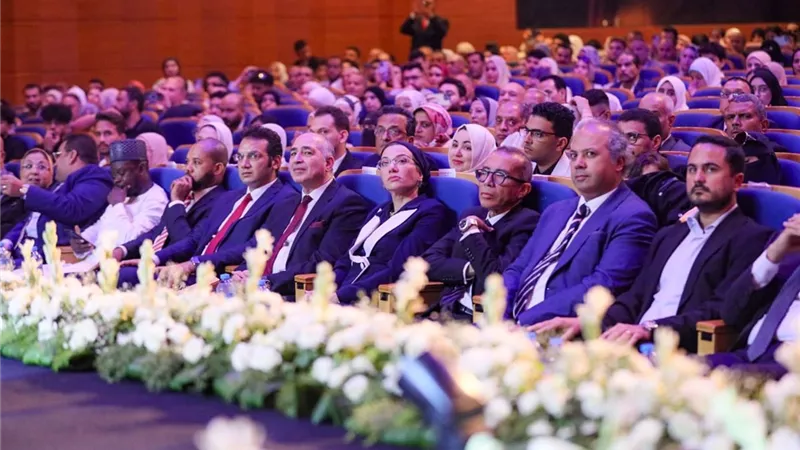 تكريم وزيرة البيئة بحفل تخرج بجامعة مصر للعلوم والتكنولوجيا