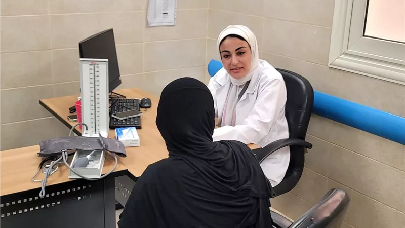 الرعاية الصحية: فحص طبي شامل بشكل دوري للمتعاملين بنظام التأمين وبالمجان