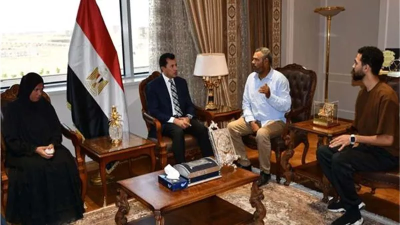 وزير الرياضة يلتقي أسرة الراحل محمد عمرو لاعب الكهرباء للتجديف