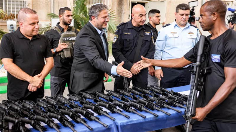الأمن القومي الإسرائيلي يعلن منح المواطنين أكثر من 150 ألف رخصة سلاح