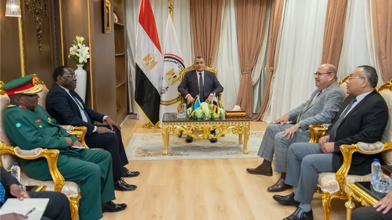 وزير الإنتاج الحربي يبحث مع السفير التنزاني أوجه التعاون المشترك