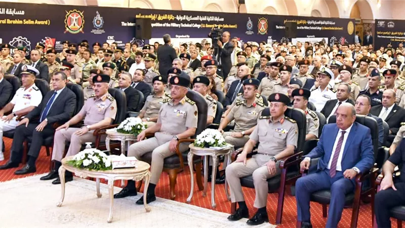 وزير الدفاع يشهد اليوم العلمى للكلية الفنية العسكرية