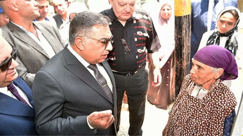 المحافظ يدشن مبادرة 100 يوم صحة.. ويلتقي الحالات ويوجه بإجراء العمليات