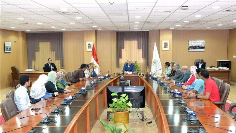 شريف خاطر يلتقى مع الطلاب المقبولين فى برنامج المنح الجامعية
