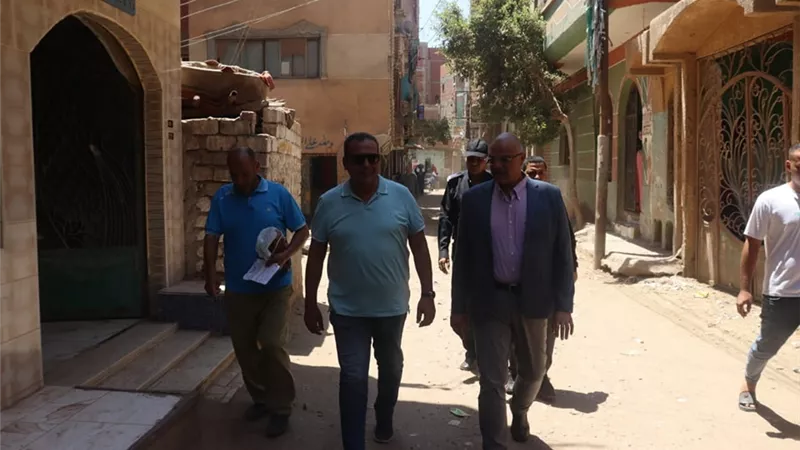 محافظ القليوبية يصطحب مواطنًا لحل مشكلته فورا