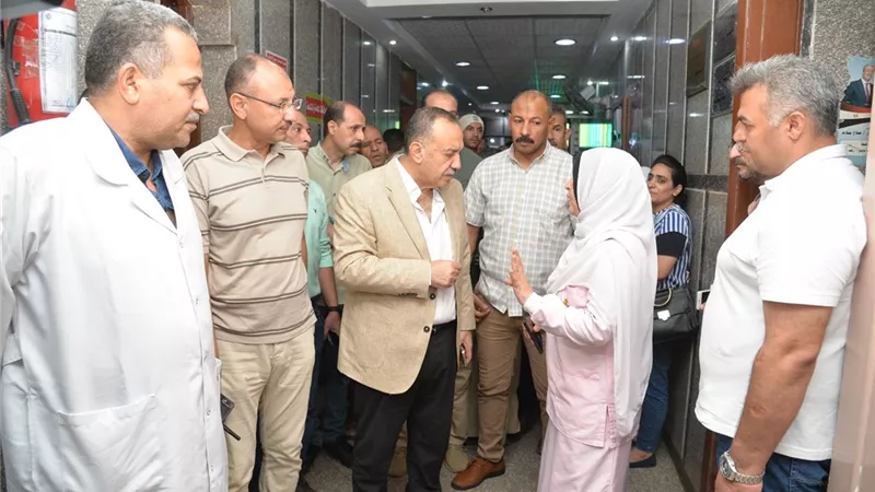 محافظ أسيوط يفاجىء العاملين بمستشفى أسيوط العام الشاملة