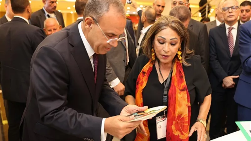 عبد العاطي وعمر يتفقدان معرض القومي للمرأة بمؤتمر المصريين في الخارج